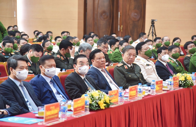 Đại tướng Tô Lâm trao Huân chương Chiến công hạng Nhất cho Công an thành phố Hà Nội