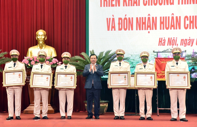 Đại tướng Tô Lâm trao Huân chương Chiến công hạng Nhất cho Công an thành phố Hà Nội
