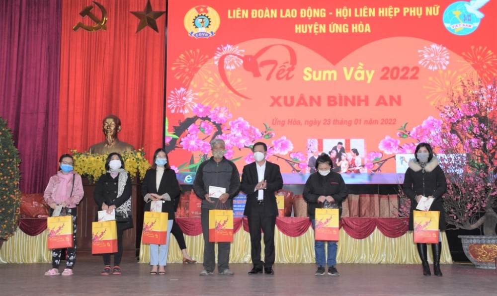 Trao gần 500 suất quà hỗ trợ đến người lao động huyện Ứng Hòa