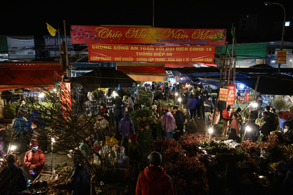 Ảnh: Chợ hoa đêm lớn nhất Hà Nội ngày cuối năm