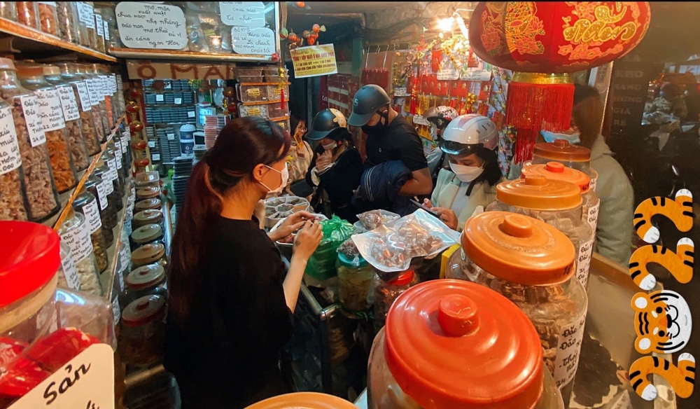 Hà Nội-Tiệm ô mai gia truyền, khách đến được mời ăn thử 100 loại "không đụng hàng"