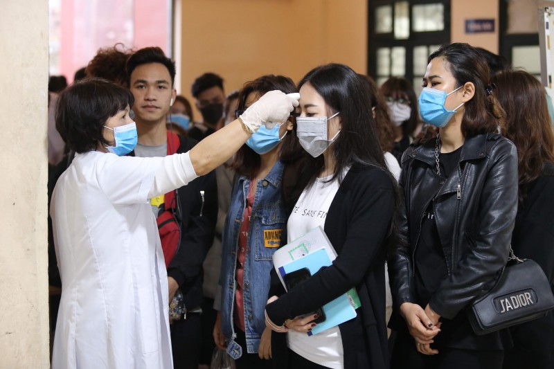 Hà Nội: Hàng nghìn sinh viên được kiểm tra thân nhiệt trước khi vào giảng đường