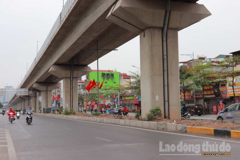 Tái diễn tình trạng tập kết rác dưới chân đường sắt Cát Linh – Hà Đông