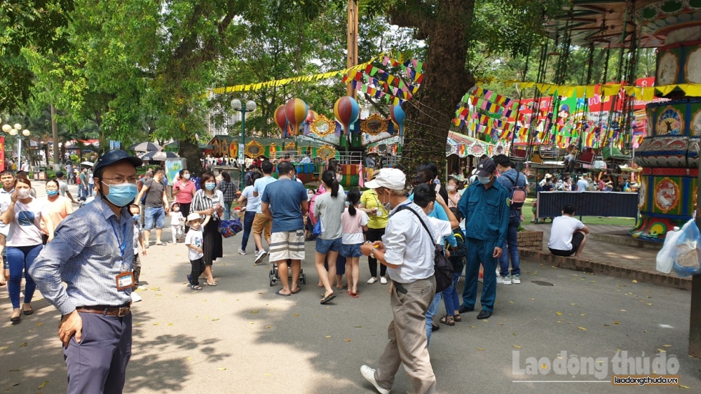 Trên 2 vạn người đến tham quan Công viên Thủ Lệ trong ngày đầu nghỉ Lễ