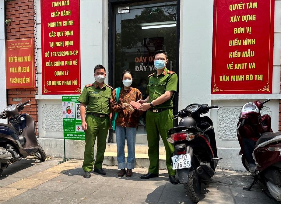 Công an phường Điện Biên (Hà Nội) giúp đỡ người dân tìm lại tài sản đánh rơi