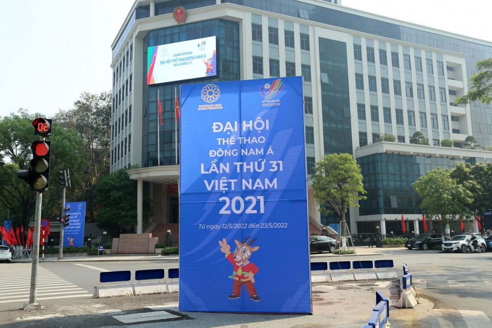 Đường phố Hà Nội trang hoàng rực rỡ chào đón SEA Games 31