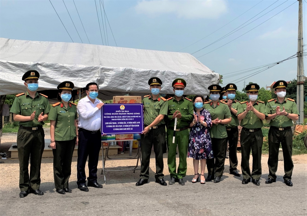 Trao quà hỗ trợ đoàn viên công đoàn lực lượng Công an thành phố Hà Nội