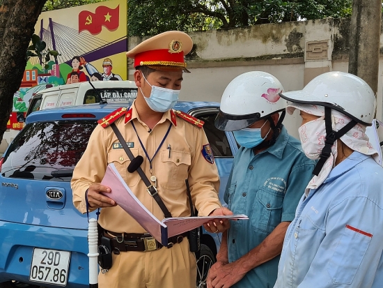 Hà Nội: Cảnh sát giao thông xử phạt nhiều trường hợp không đeo khẩu trang nơi công cộng