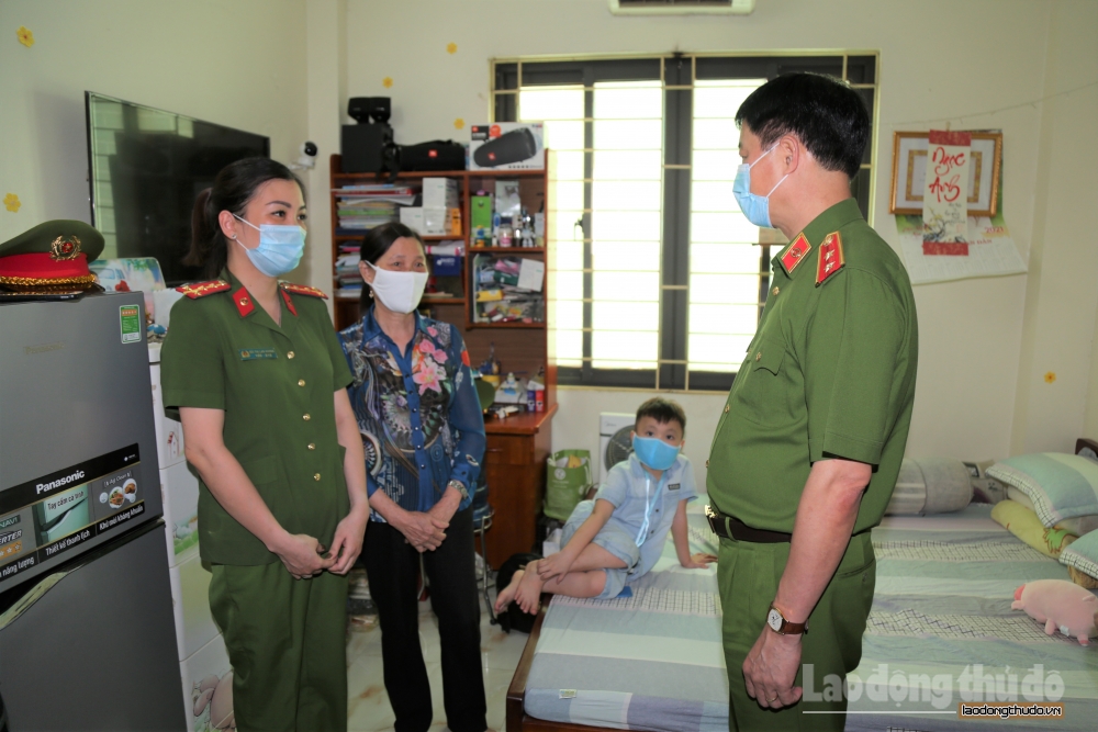 Hai chiến sĩ Công an Hà Nội được Bộ Công an động viên, thăm hỏi