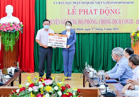 Tập đoàn Hưng Thịnh trao tặng 50.000 liều vắc xin phòng, chống Covid-19 cho tỉnh Bình Định