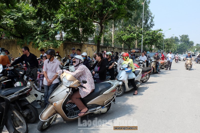 phu huynh doi nang ngoi ngong con thi