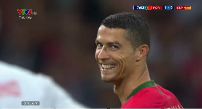 Nếu bạn yêu mến cả Messi và Ronaldo, hãy xem bức hình của hai siêu sao này cười tươi như đang có một cuộc thi người cười lớn.