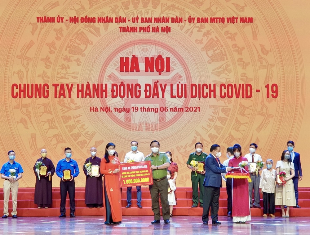 Công an thành phố Hà Nội ủng hộ 1 tỷ đồng, chung tay đẩy lùi dịch Covid-19