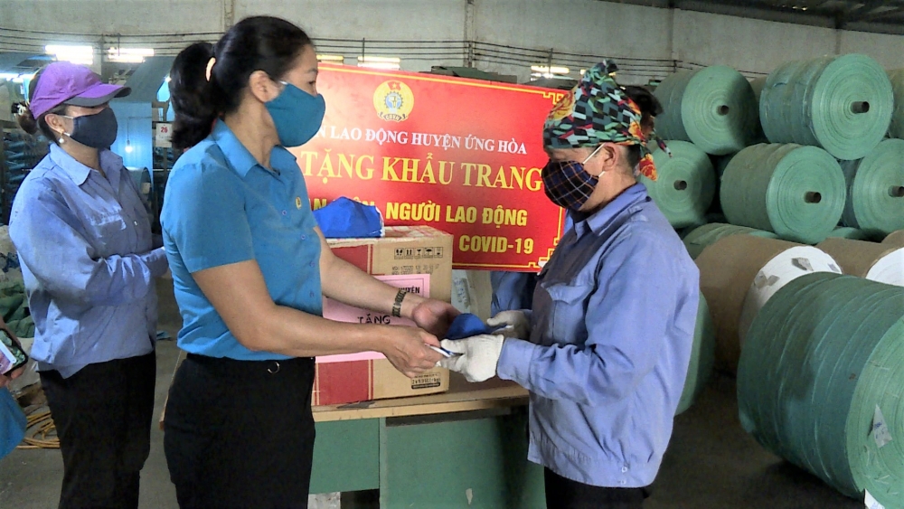 Liên đoàn Lao động huyện Ứng Hòa: Tích cực chăm lo đời sống cho người lao động