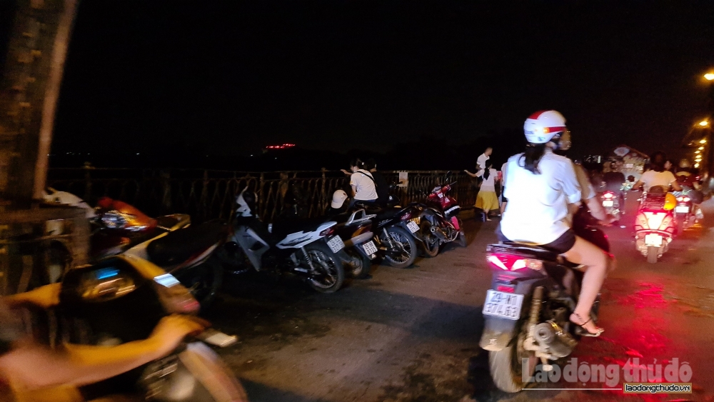Phớt lờ cảnh báo, nhiều người vẫn ngang nhiên tụ tập trên cầu Long Biên