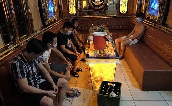 Huyện Mê Linh: Phát hiện một quán karaoke lén lút hoạt động vi phạm quy định phòng, chống Covid-19