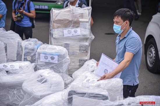 Chuyến tàu đặc biệt mang theo 10 tấn trang thiết bị y tế chi viện cho thành phố Hồ Chí Minh