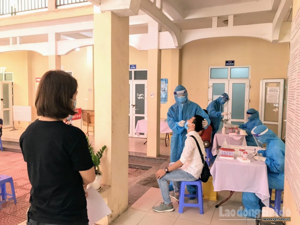 Phường Trung Văn (quận Nam Từ Liêm) tiếp tục xét nghiệm RT-PCR cho người từ Đà Nẵng về