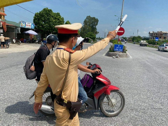 Hàng loạt xe từ nội thành Hà Nội đi các tỉnh buộc phải quay đầu tại các chốt kiểm dịch