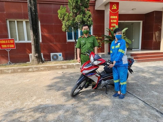 Công an quận Nam Từ Liêm tặng xe máy mới cho nữ công nhân bị cướp trong đêm