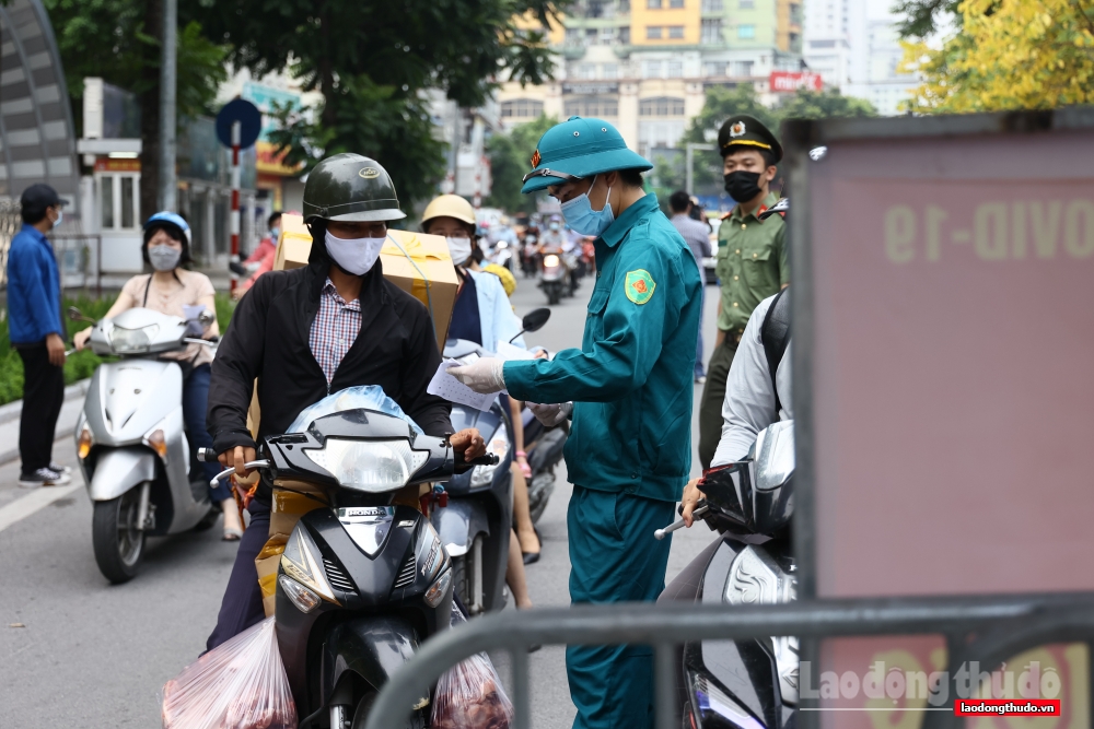 Ngày đầu Hà Nội siết chặt quy định về Giấy đi đường: Nhắc nhở để người dân hiểu, nghiêm túc chấp hành