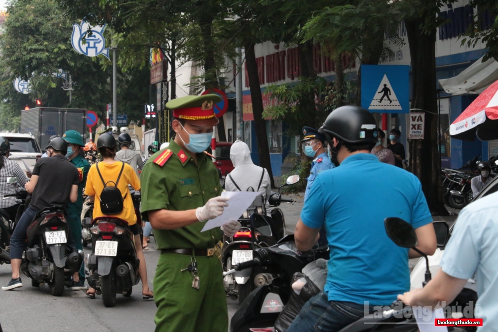 Ngày đầu Hà Nội siết chặt quy định về Giấy đi đường: Nhắc nhở để người dân hiểu, nghiêm túc chấp hành