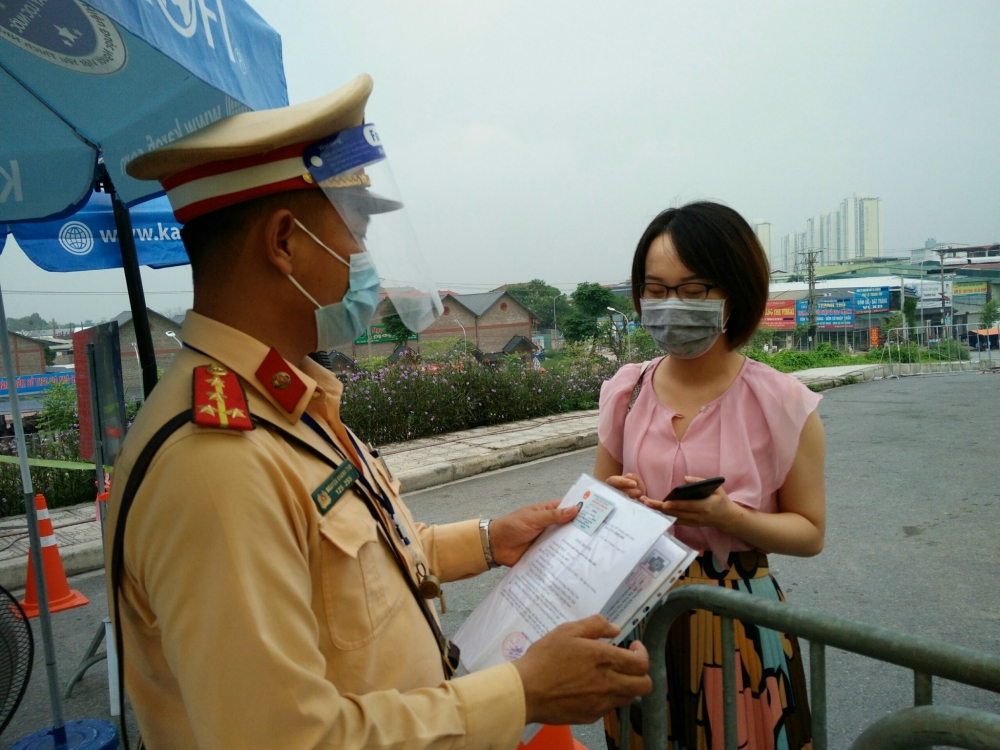 Hà Nội: Người đi đường chỉ cần xuất trình giấy tờ tùy thân kèm theo Giấy đi đường