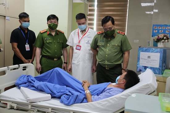 Giám đốc Công an thành phố Hà Nội thăm hỏi chiến sĩ bị thương khi làm nhiệm vụ tại chốt kiểm dịch
