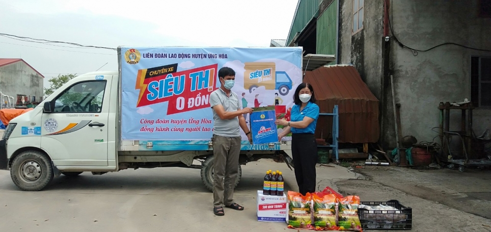 Ứng Hòa: Triển khai "Chuyến xe 0 đồng" và trao tặng 134 "Túi An sinh Công đoàn" cho người lao động