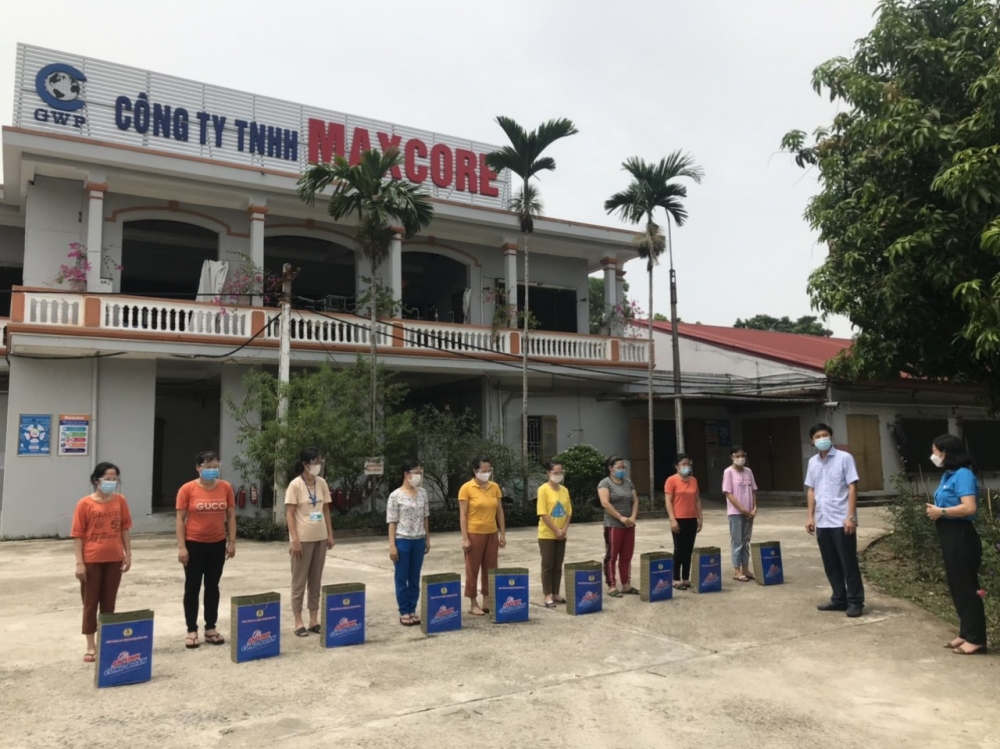 Ứng Hòa: Triển khai "Chuyến xe 0 đồng" và trao tặng 134 "Túi An sinh Công đoàn" cho người lao động