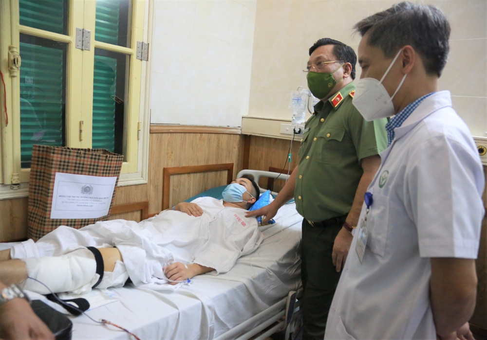 Giám đốc Công an Hà Nội thăm hỏi Trung úy Công an bị thương khi làm nhiệm vụ