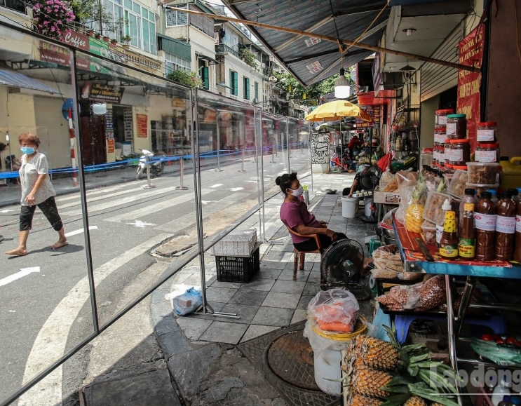 "Chợ nhà giàu" ở Hà Nội trầm lắng khi mở cửa trở lại