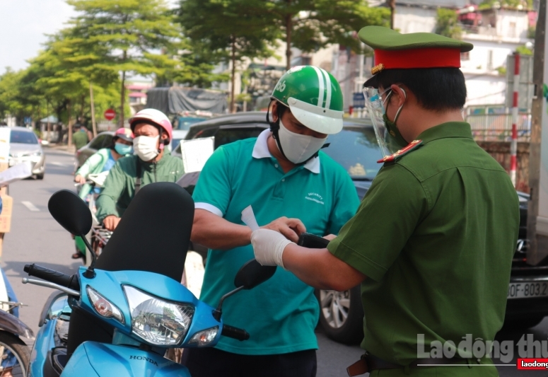 Những tổ chức, cá nhân nào ở "vùng đỏ" được phép cấp Giấy đi đường, Thẻ mua hàng?