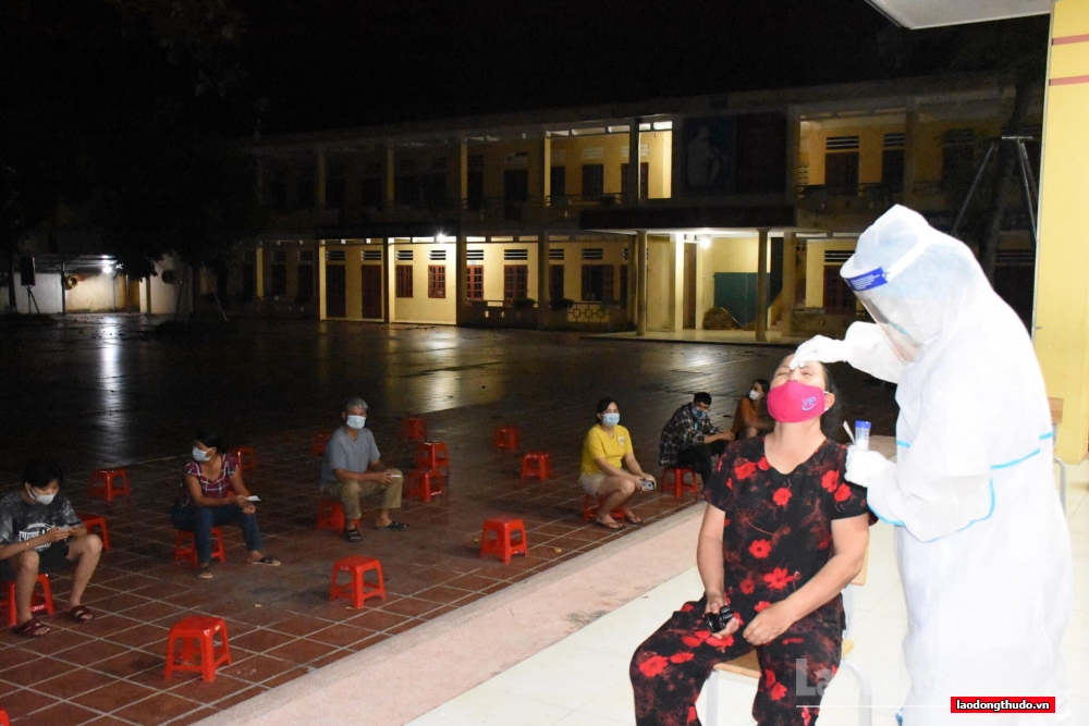Huyện Ứng Hòa: Xuyên đêm lấy mẫu xét nghiệm, tiêm vắc xin cho người dân