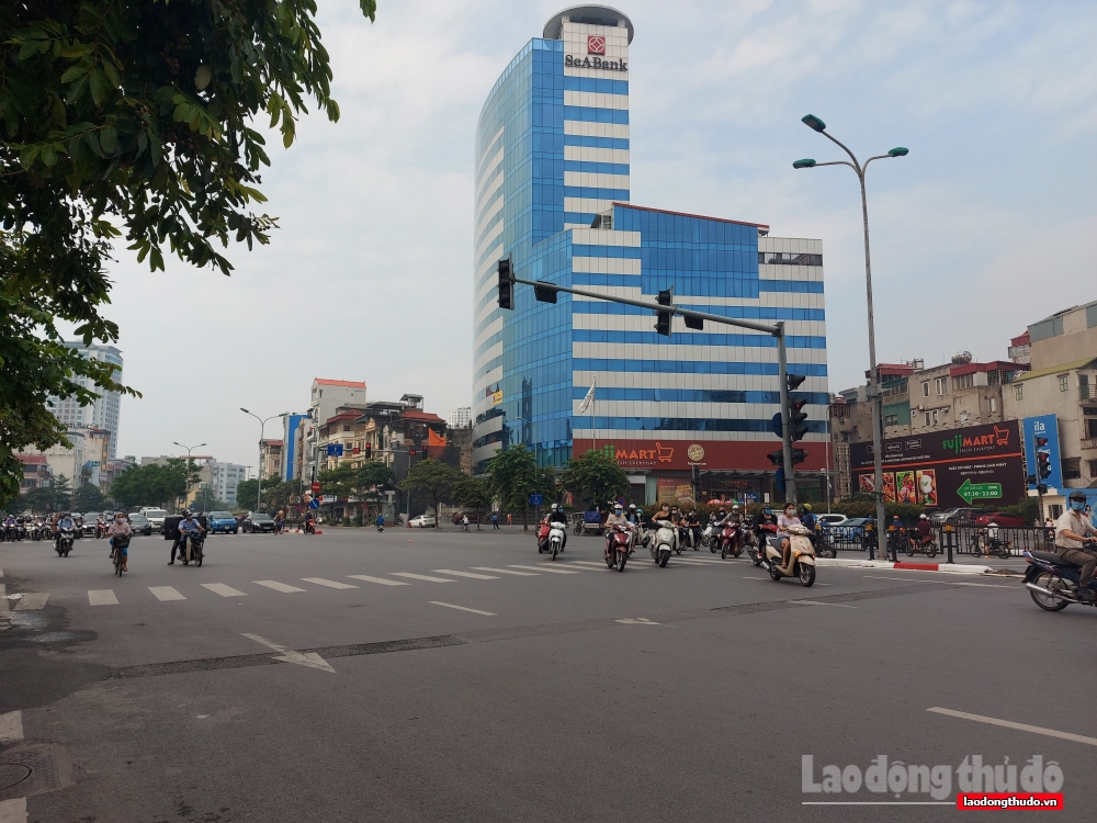 Hà Nội: Ngày đầu nới lỏng giãn cách, giao thông đông nhưng không ùn tắc