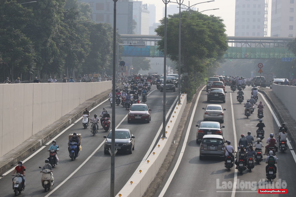 Hà Nội: Ngày đầu nới lỏng giãn cách, giao thông đông nhưng không ùn tắc