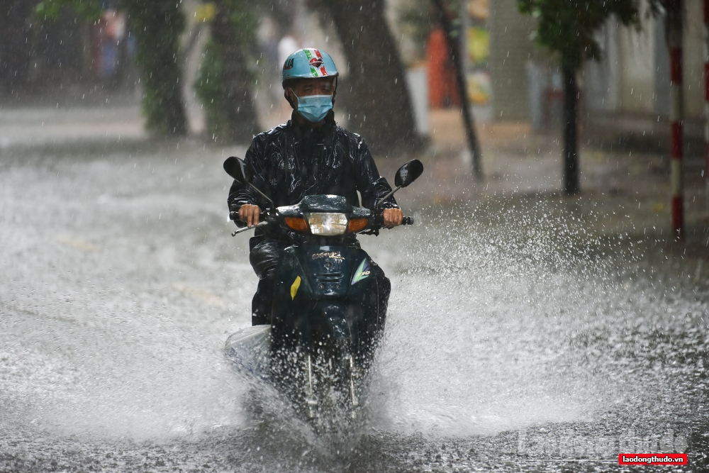Áp thấp nhiệt đới có khả năng mạnh lên thành bão sẽ gây mưa to ở các tỉnh miền Trung