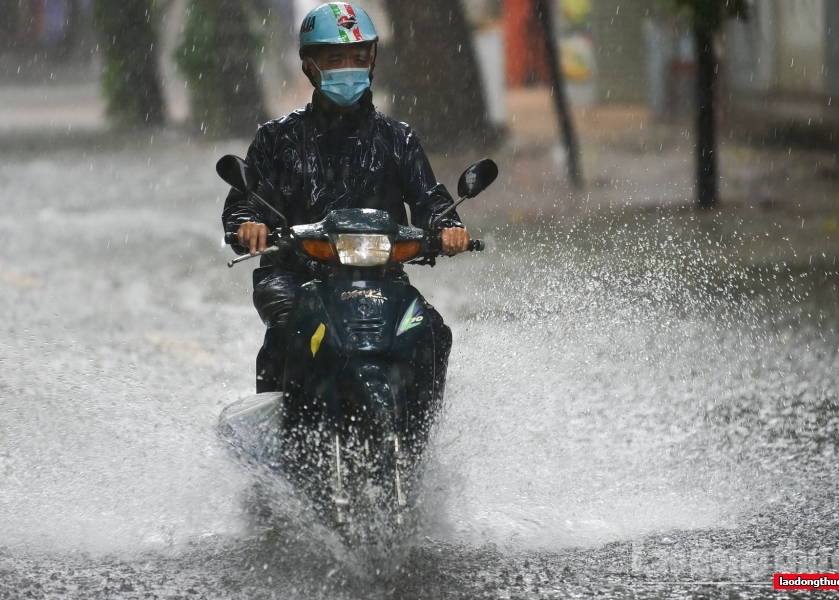 Áp thấp nhiệt đới có khả năng mạnh lên thành bão sẽ gây mưa to ở các tỉnh miền Trung