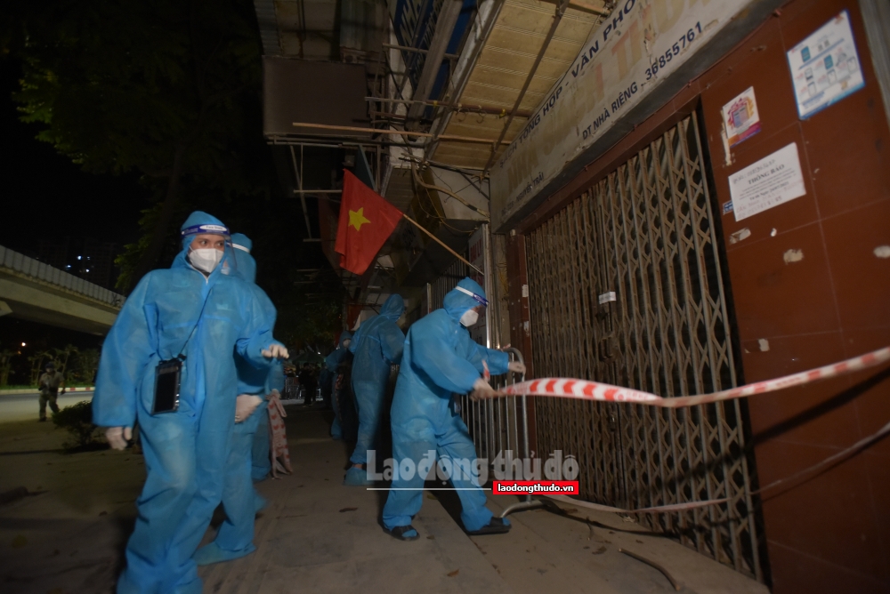Người dân phường Thanh Xuân Trung nhận túi an sinh ngay sau lệnh gỡ phong tỏa trong đêm