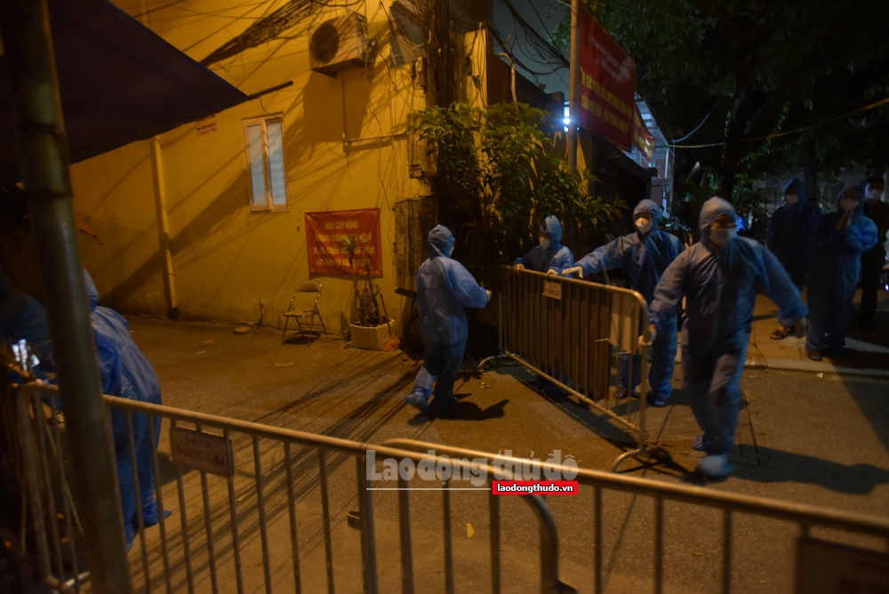 Người dân phường Thanh Xuân Trung nhận túi an sinh ngay sau lệnh gỡ phong tỏa trong đêm