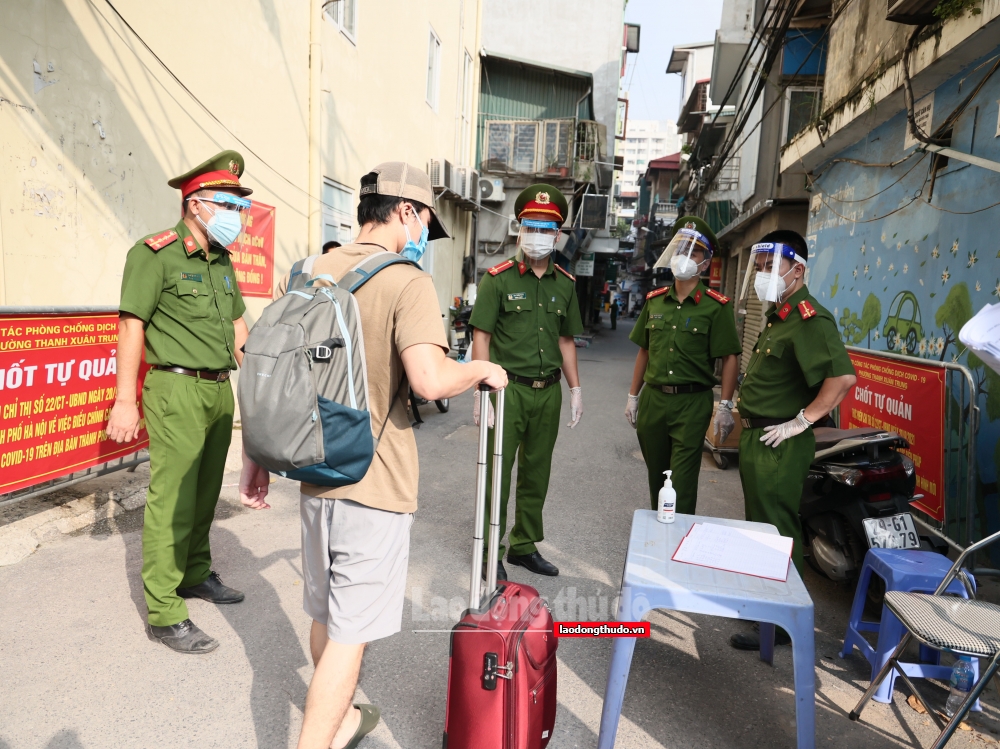 Người dân phấn khởi trở về nhà sau khi gỡ phong tỏa ngõ 328 và 330 phường Thanh Xuân Trung