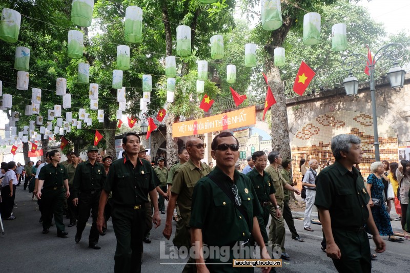 tung bung doan quan chien thang tro ve