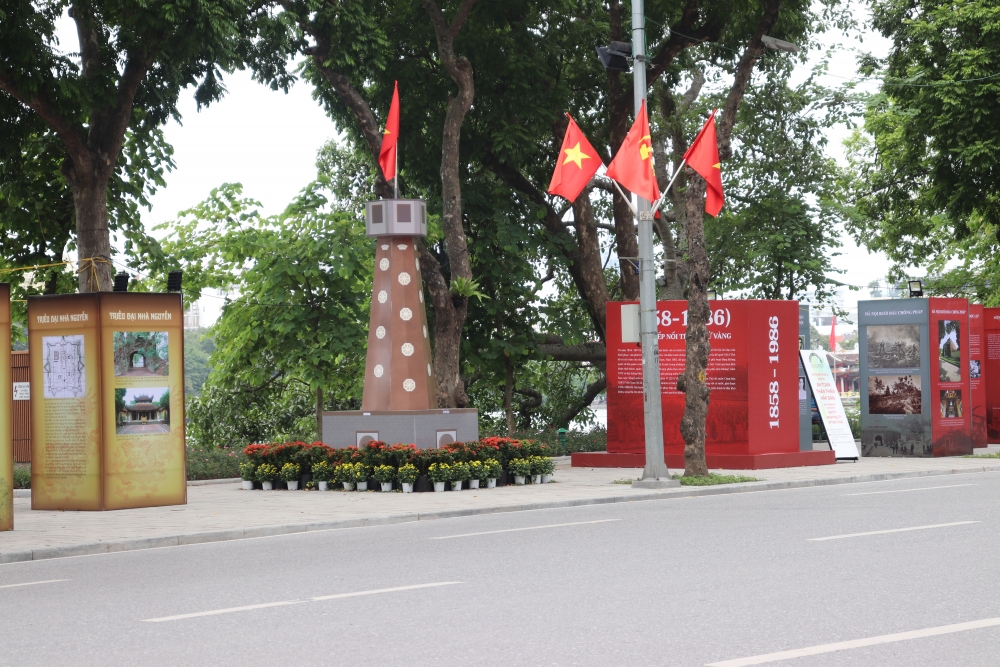 Phố phường Hà Nội rực rỡ cờ hoa chào mừng Đại hội Đảng bộ thành phố lần thứ XVII