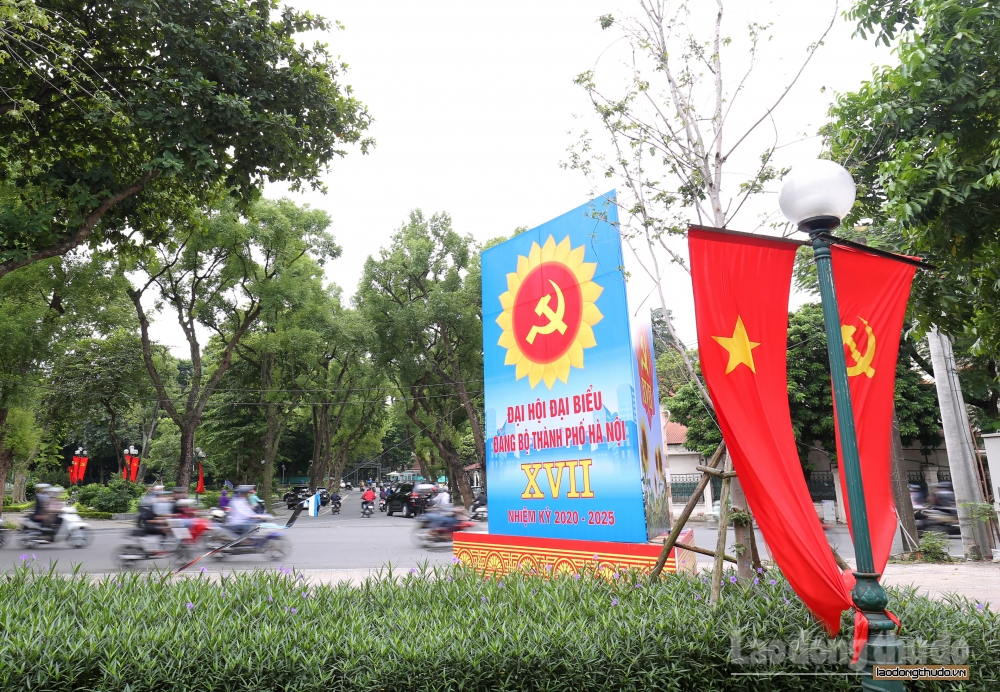 Phố phường Hà Nội rực rỡ cờ hoa chào mừng Đại hội Đảng bộ thành phố lần thứ XVII