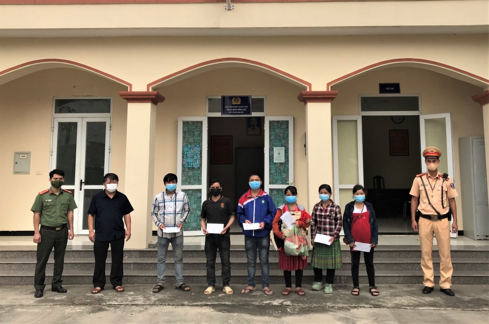 Công an huyện Thạch Thất giúp đỡ nhóm công dân người Mông di chuyển từ miền Nam về quê an toàn