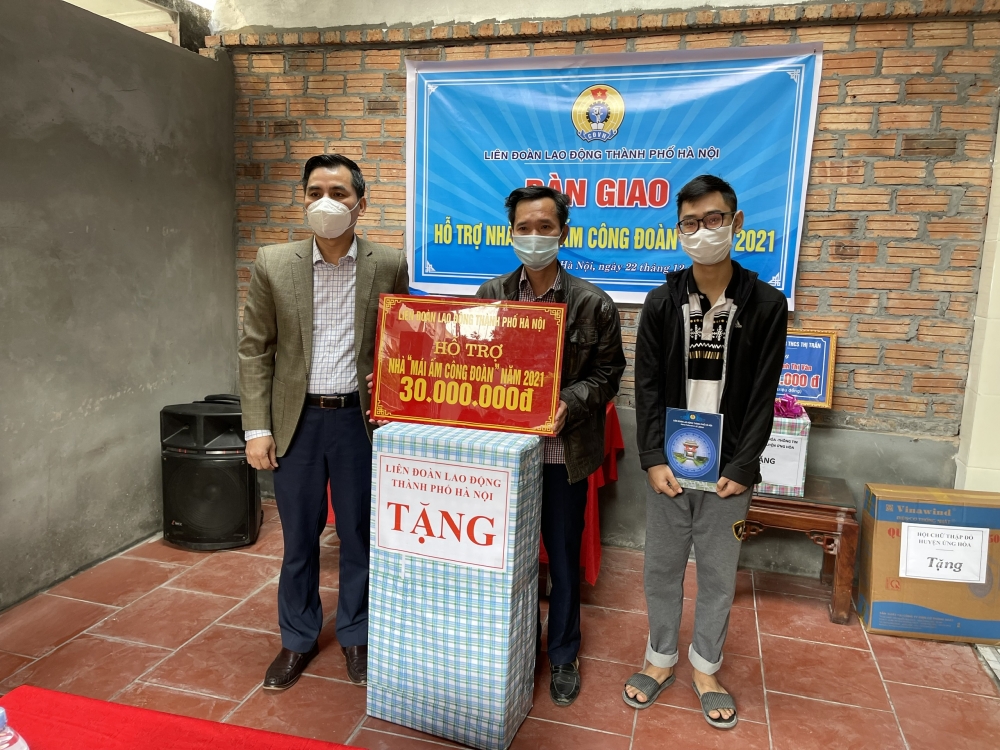 LĐLĐ huyện Ứng Hòa: Trao kinh phí hỗ trợ sửa chữa “Mái ấm Công đoàn”