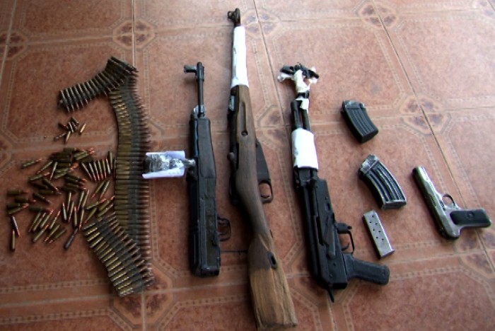 Một người dân tự nguyện giao nộp nhiều súng, đạn và lựu đạn