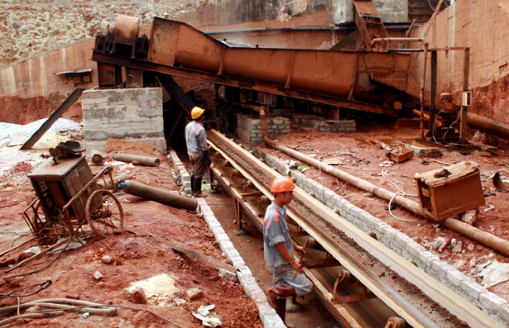 Vì sao doanh nghiệp khai thác quặng sắt xin trả lại mỏ?