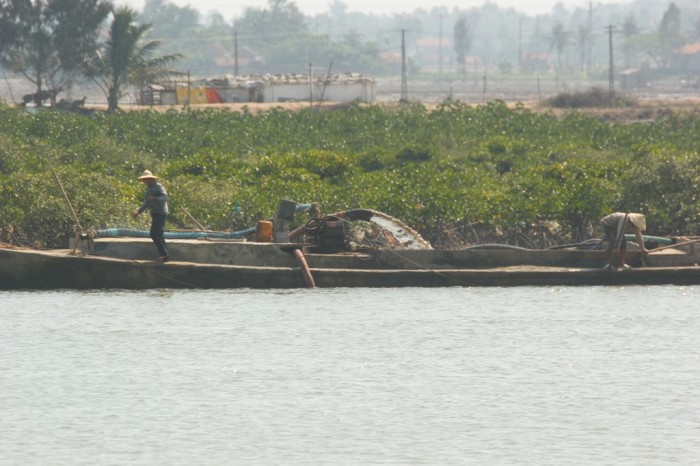 Sông Mai Giang bị đầu độc