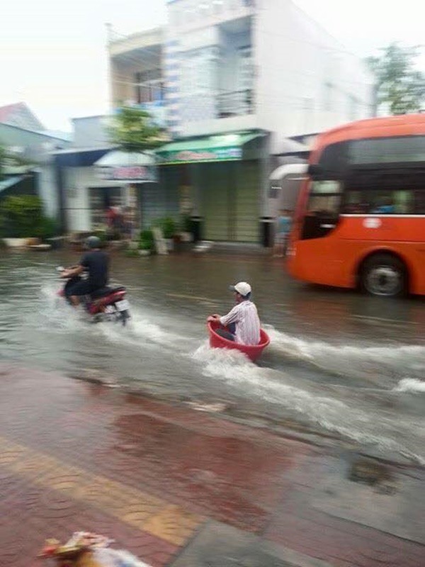 Hình ảnh bi hài ngày mưa ngập ở Sài Gòn